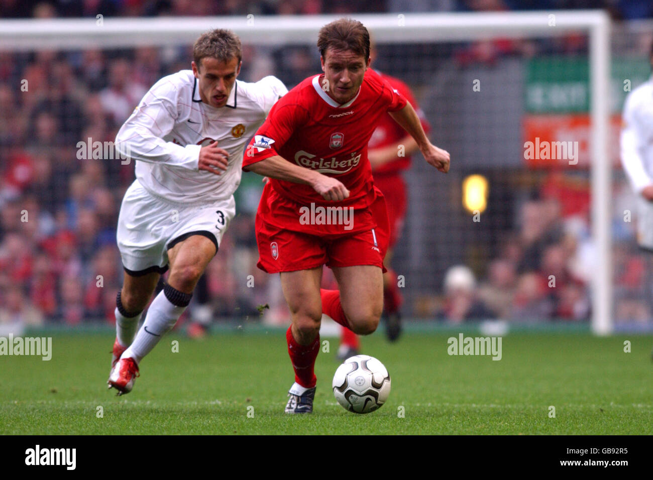 Football - FA Barclaycard Premiership - Liverpool / Manchester United.Vladimir Smicer de Liverpool (r) fait une course à partir de Phil Neville (l) de Manchester United Banque D'Images