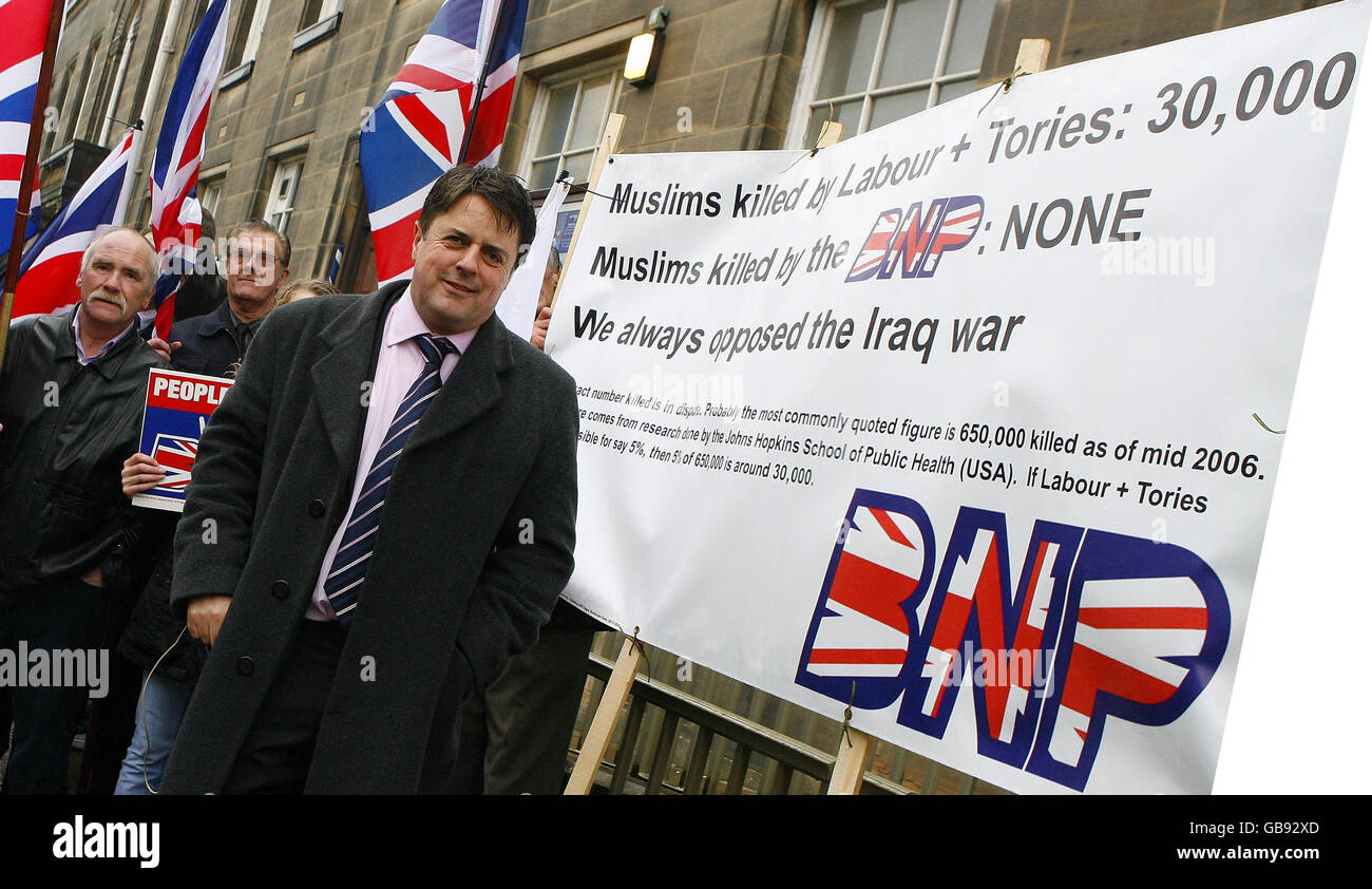 Nick Griffin, le leader du BNP, rejoint des partisans à l'extérieur du commissariat de police de Burnley, à Burnley, après que ses membres ont été arrêtés pour avoir attisé la haine raciale dans la ville. Banque D'Images