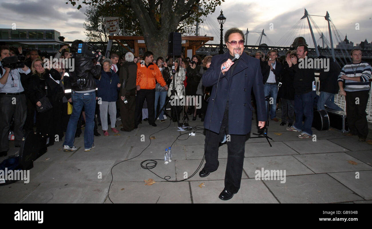 Le chanteur Tom Jones est considéré comme un bussking sur la South Bank pour une partie du salon de la culture « British Busking Challenge » de la BBC2, dans le centre de Londres. Banque D'Images