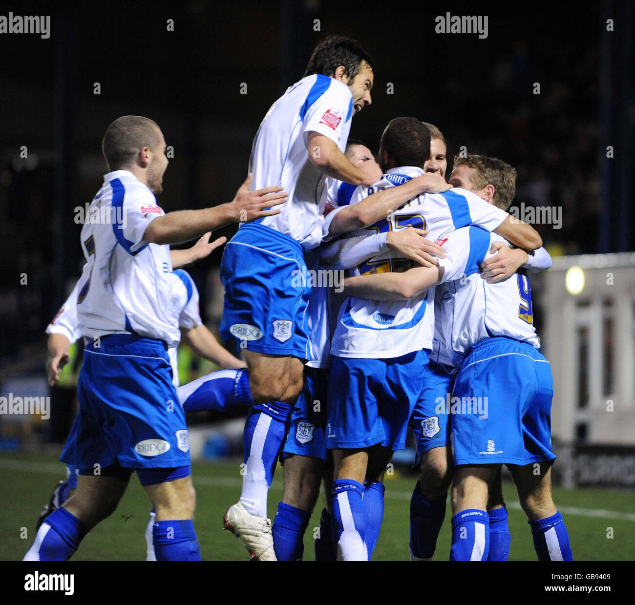 Glynn Hurst de Bbury (à droite) célèbre avec ses coéquipiers après avoir marquant son deuxième but du match de la Coca-Cola football League 2 à Gigg Lane, Bury. Banque D'Images