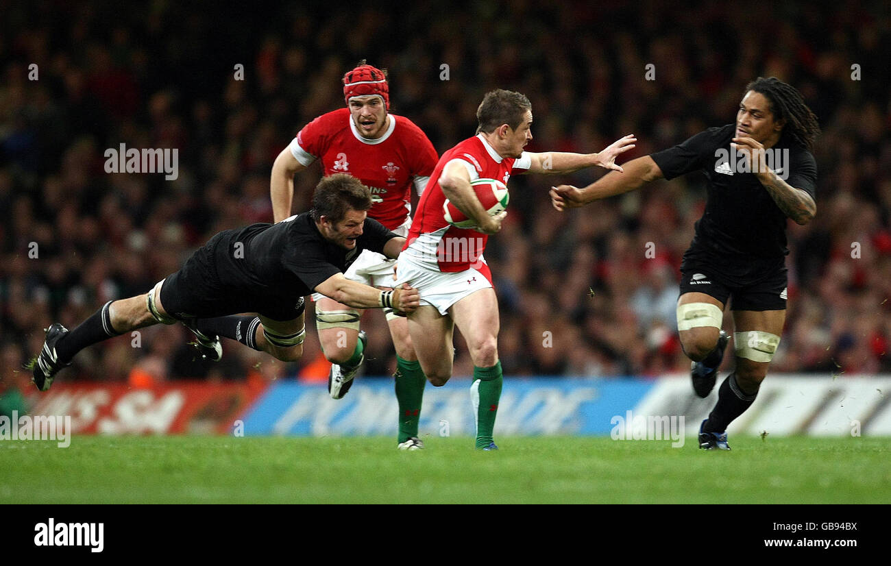 Shane Williams, pays de Galles, est pris par Richie McCaw (à gauche) de Nouvelle-Zélande, alors que Rodney so'oialo se termine lors du match de la série permanente Invesco au Millennium Stadium de Cardiff. Banque D'Images