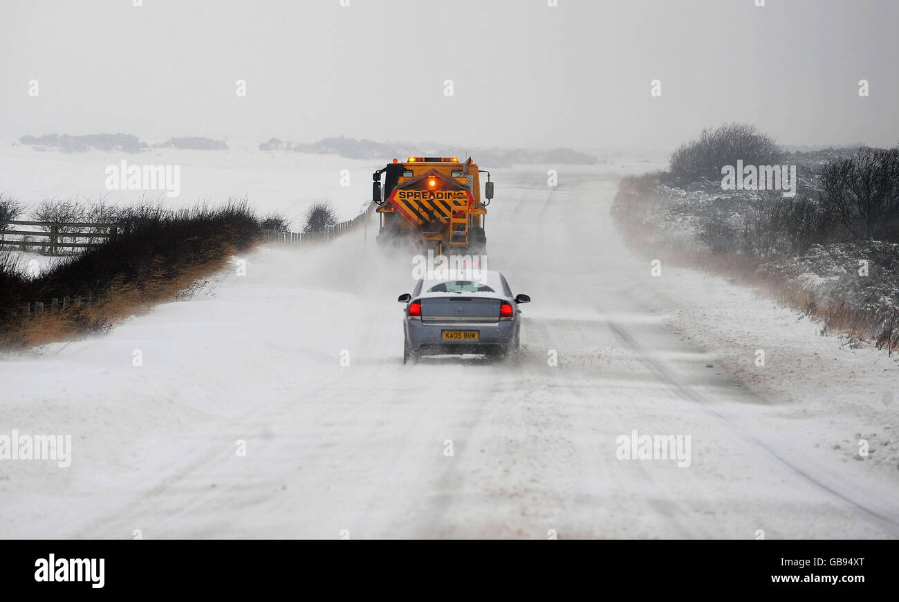 Royaume-Uni, pour une explosion arctique. La neige traverse l'A171 près de Whitby. Banque D'Images