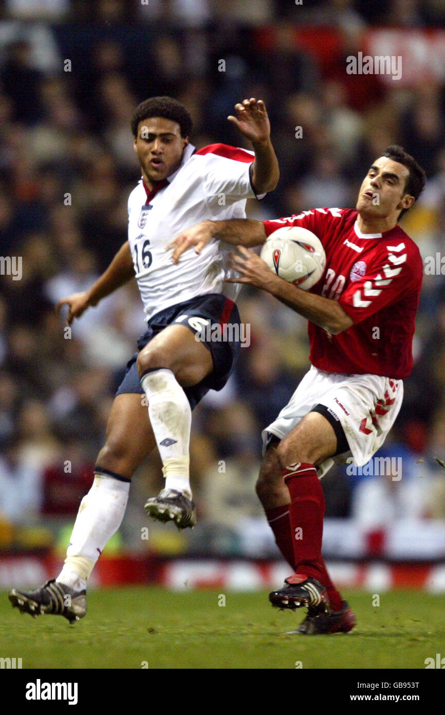 Glen Johnson (l) en Angleterre et Kenneth Perez (r) au Danemark pour le ballon Banque D'Images