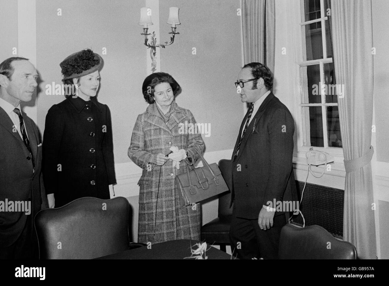 Claudia 'Ladybird' Johnson, centre, ancienne première Dame d'Amérique, et la comtesse de Dartmouth, visite une ancienne maison de prostitution.Le bâtiment du XVIIe siècle, autrefois connu sous le nom de « la maison de St James's », est maintenant les bureaux de l'agence de publicité américaine Wells, Rich, Green International Limited, St James's place. Banque D'Images