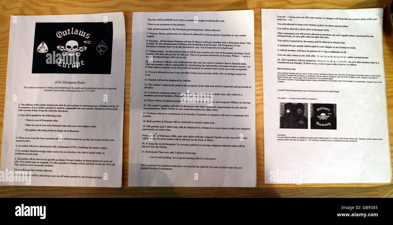 Copie des règles pour les membres de la bande de vélo « Outlaws » présentée par la police de Warwickshire, qui faisait partie des preuves recueillies lors de la poursuite de ceux accusés du meurtre du motard Gerry Tobin sur l'autoroute M40, le 5 novembre. Banque D'Images