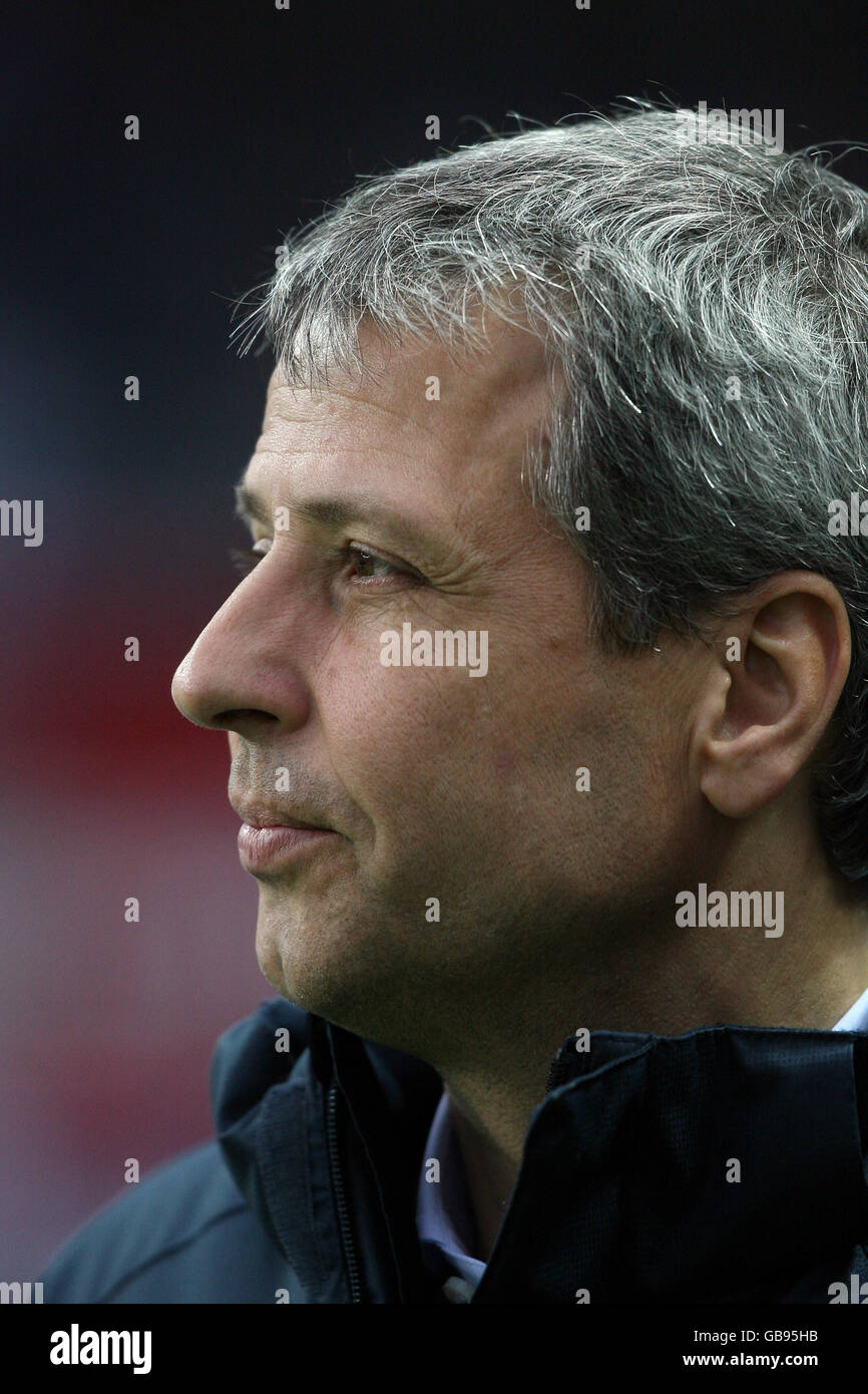 Football - Allemand Bundesliga - Hertha Berlin / Hambourg SV - Olympiastadion.Lucien Favre, entraîneur-chef de Hertha Berlin Banque D'Images