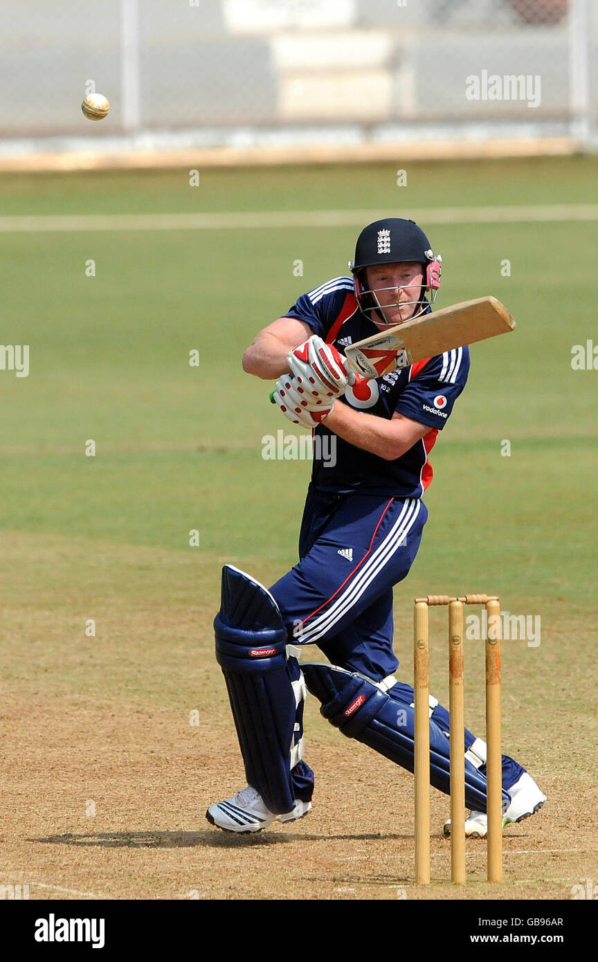 Paul Collingwood, en Angleterre, est frappé sur le casque lors du match d'échauffement au stade Brabourne, à Mumbai, en Inde. Banque D'Images