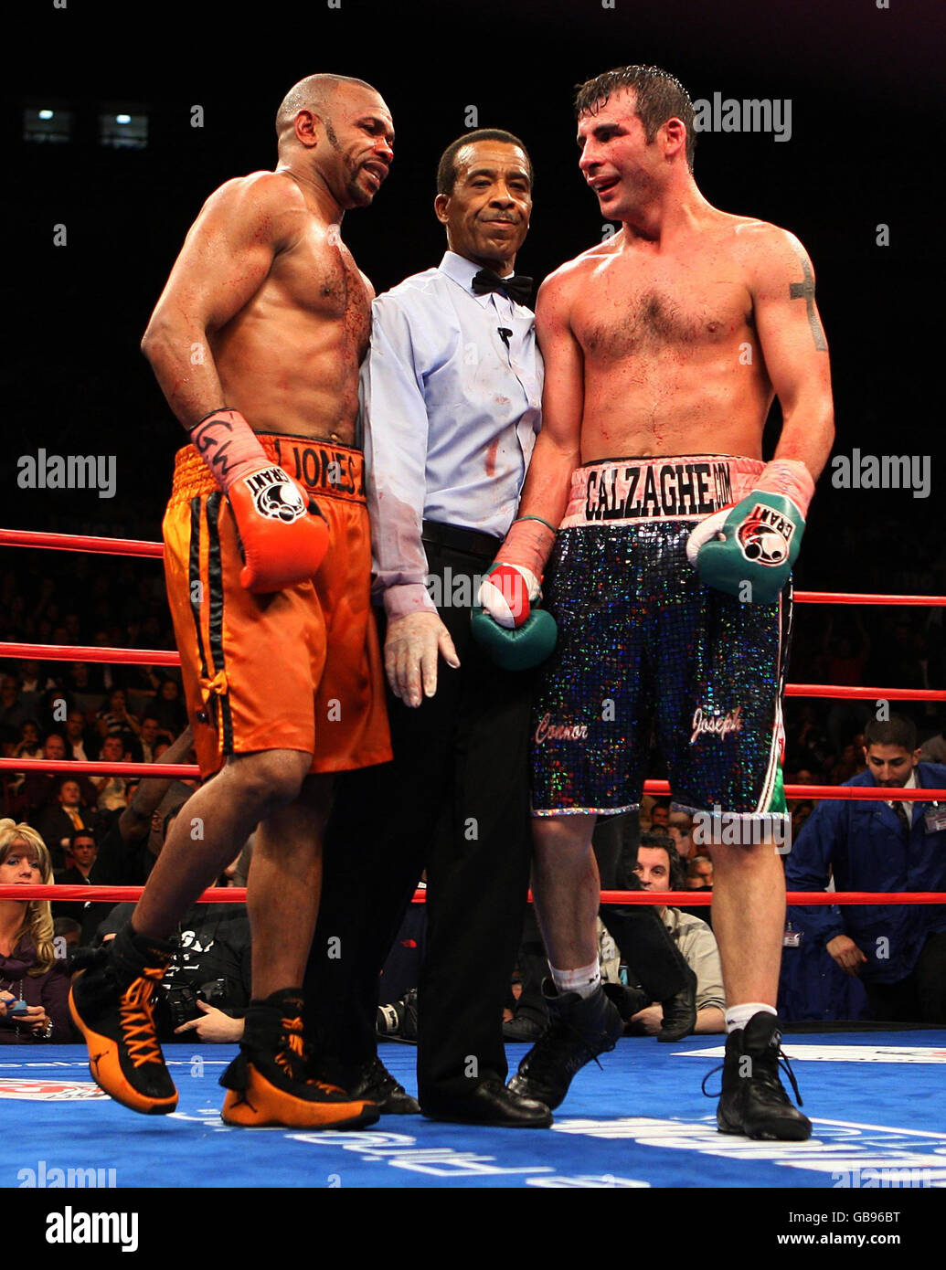 Joe Calzaghe, pays de Galles, sourit au Roy Jones, des États-Unis, lors du combat léger et lourd au Madison Square Garden, New York, États-Unis. Banque D'Images