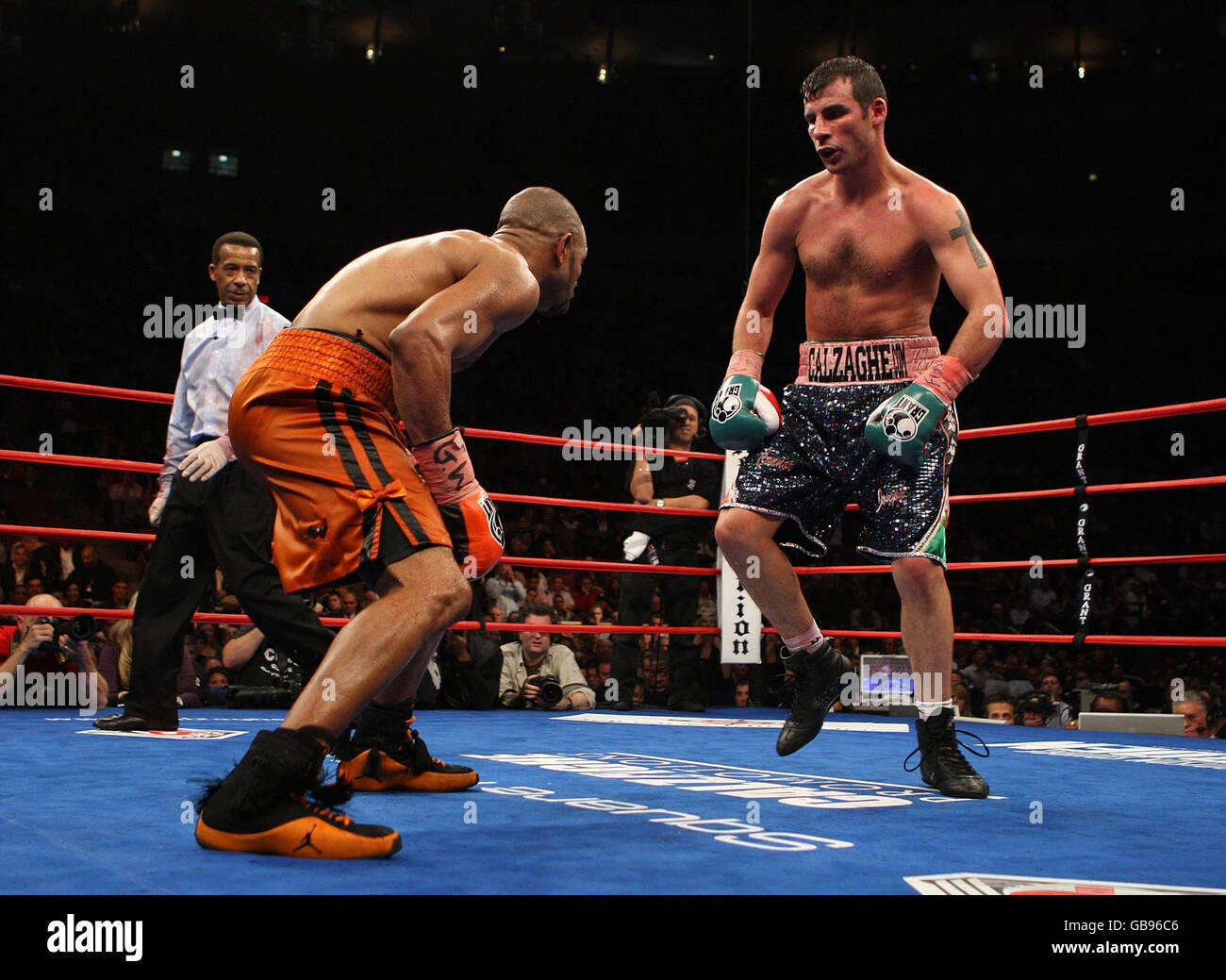 Joe Calzaghe au pays de Galles danse contre Roy Jones aux États-Unis lors du combat léger et lourd au Madison Square Garden, New York, États-Unis. Banque D'Images