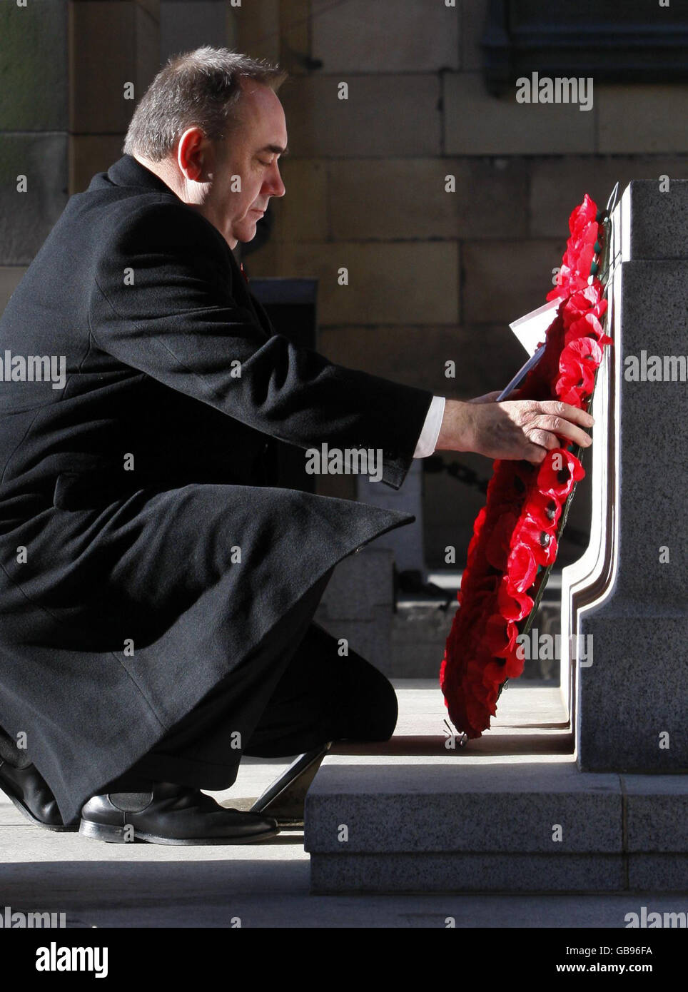 Le premier ministre Alex Salmond dépose une couronne lors d'un service du jour du souvenir par la Pierre du souvenir aux chambres de ville d'Édimbourg. Banque D'Images