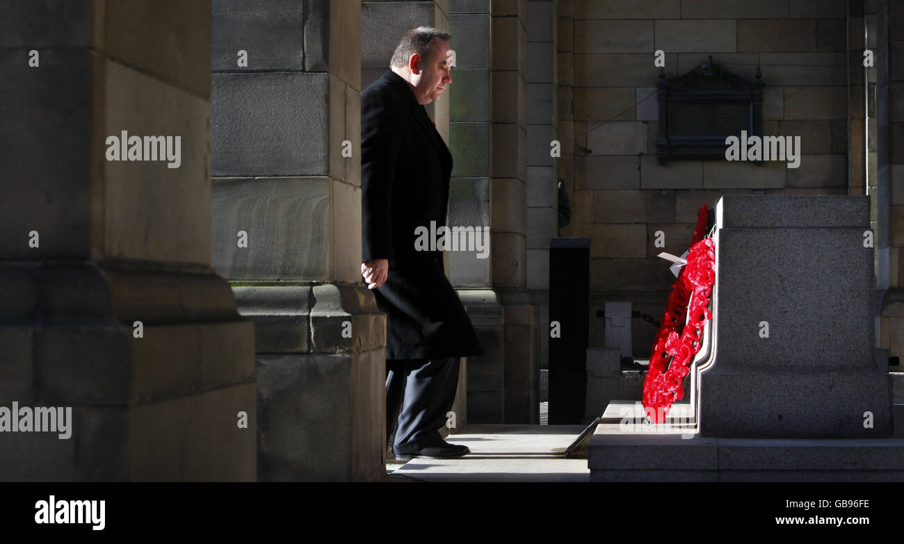 Le premier ministre Alex Salmond lors d'un service du jour du souvenir par la Pierre du souvenir aux chambres de ville d'Édimbourg. Banque D'Images