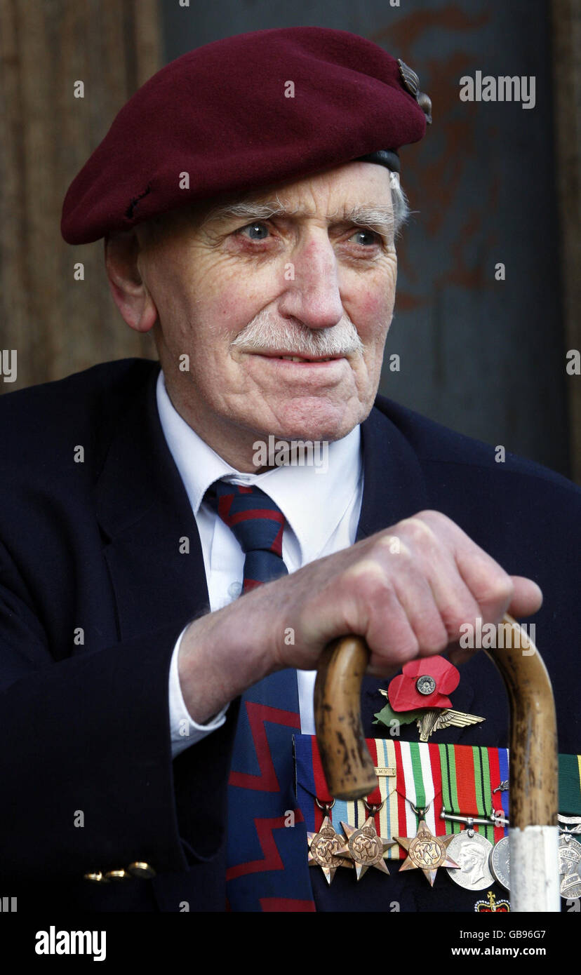 Caporal Maxwell Davidson, 87 ans, pendant un service du jour du souvenir par la Pierre du souvenir aux chambres de ville d'Édimbourg. Banque D'Images