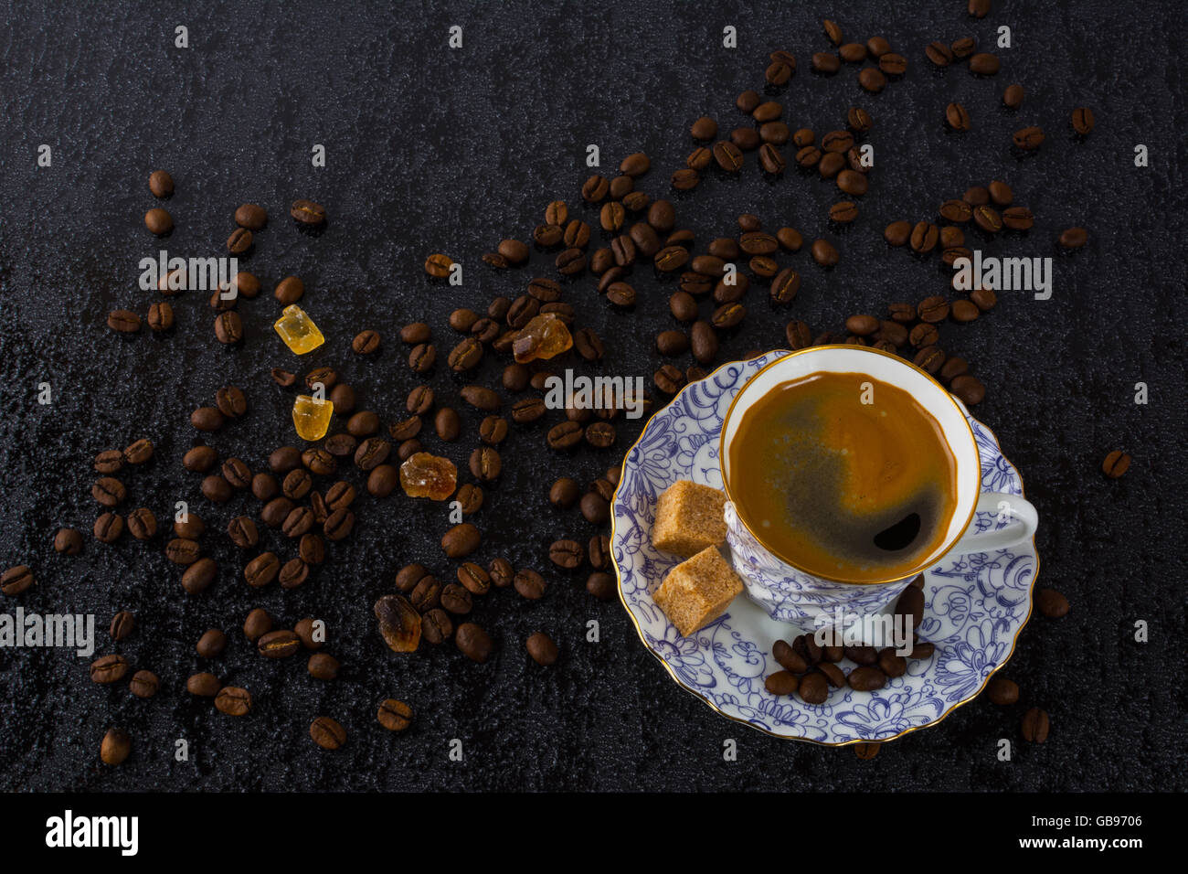 Tasses à café et les grains de café sur le fond noir. Le café du matin. Café fort Banque D'Images