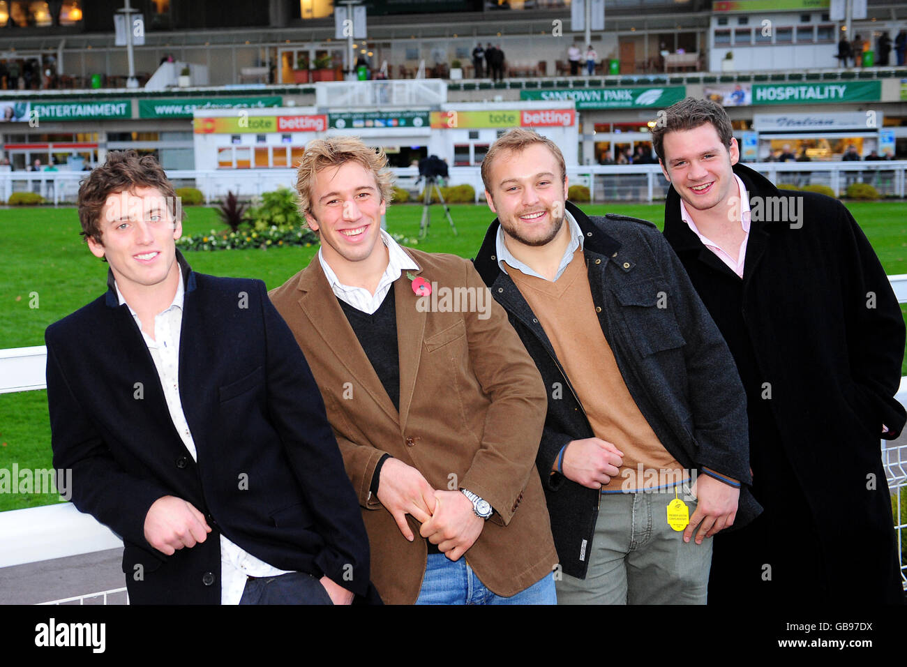 (G-D) les joueurs de rugby de Harlequins Tom Williams, Chris Robshaw, Mark Lambert et James Inglis assistent à la journée des messieurs à l'hippodrome de Sandown Banque D'Images