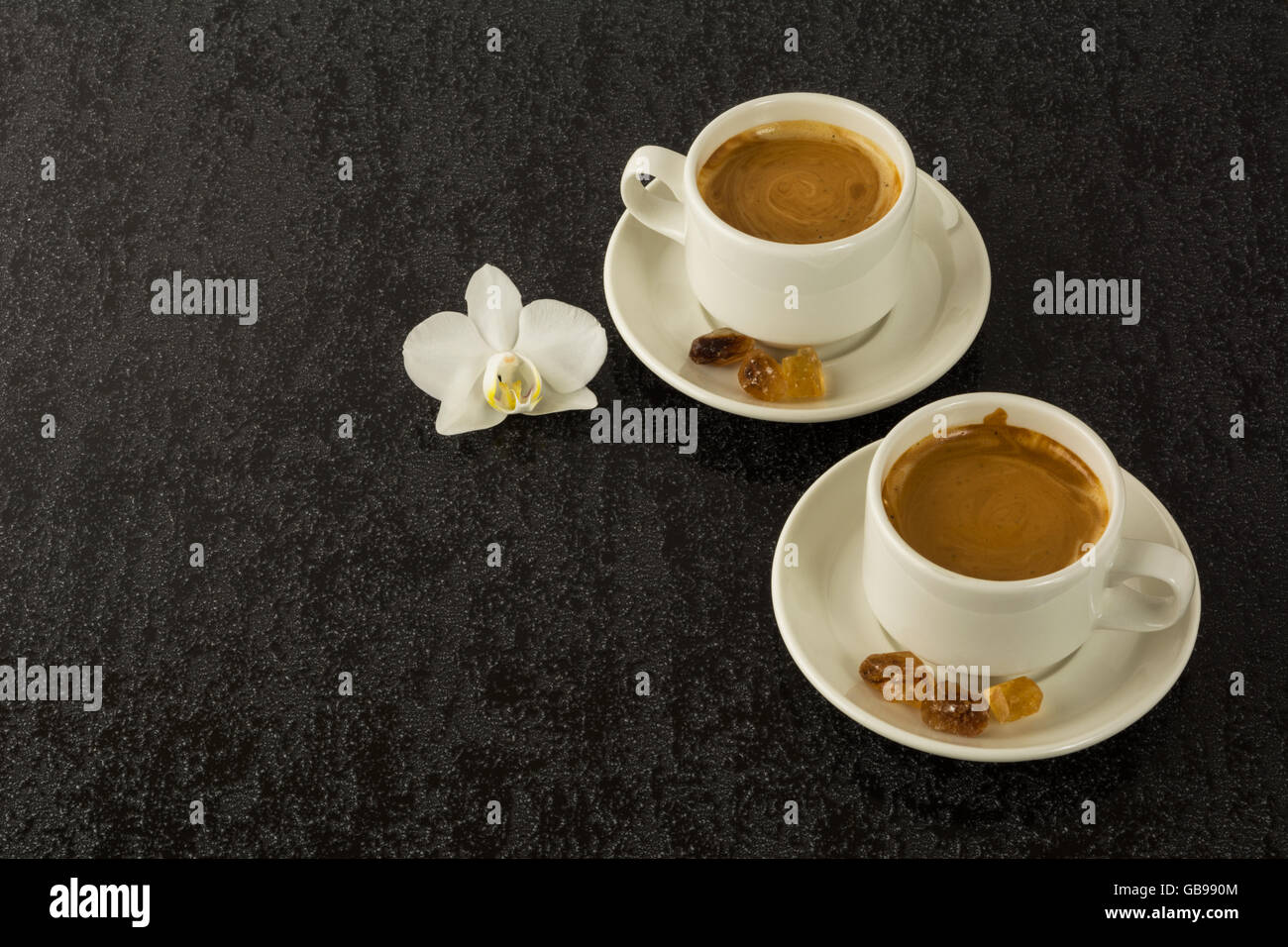 Deux tasses blanc de café du matin. Le café du matin. Tasse de café. Tasse à café. Pause café Banque D'Images