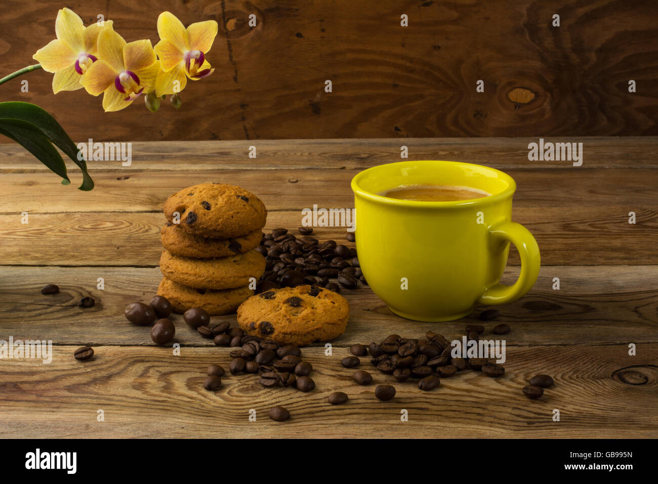 Tasse de café jaune et les grains de café, de copier l'espace. Le café du matin. Tasse à café. Pause café Banque D'Images
