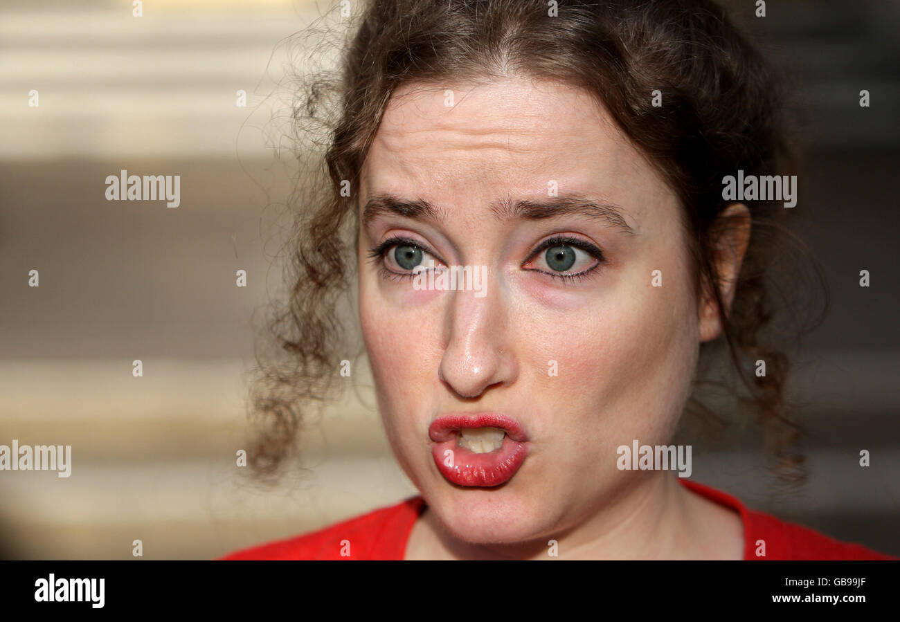 Georgina Downs, militante des pesticides, s'adresse aux médias en dehors de la haute Cour de Londres, après sa victoire dans une affaire d'essai pour forcer le ministère de l'Environnement, de l'alimentation et des Affaires rurales à introduire des lois plus strictes régissant la pulvérisation de produits chimiques agricoles. Banque D'Images