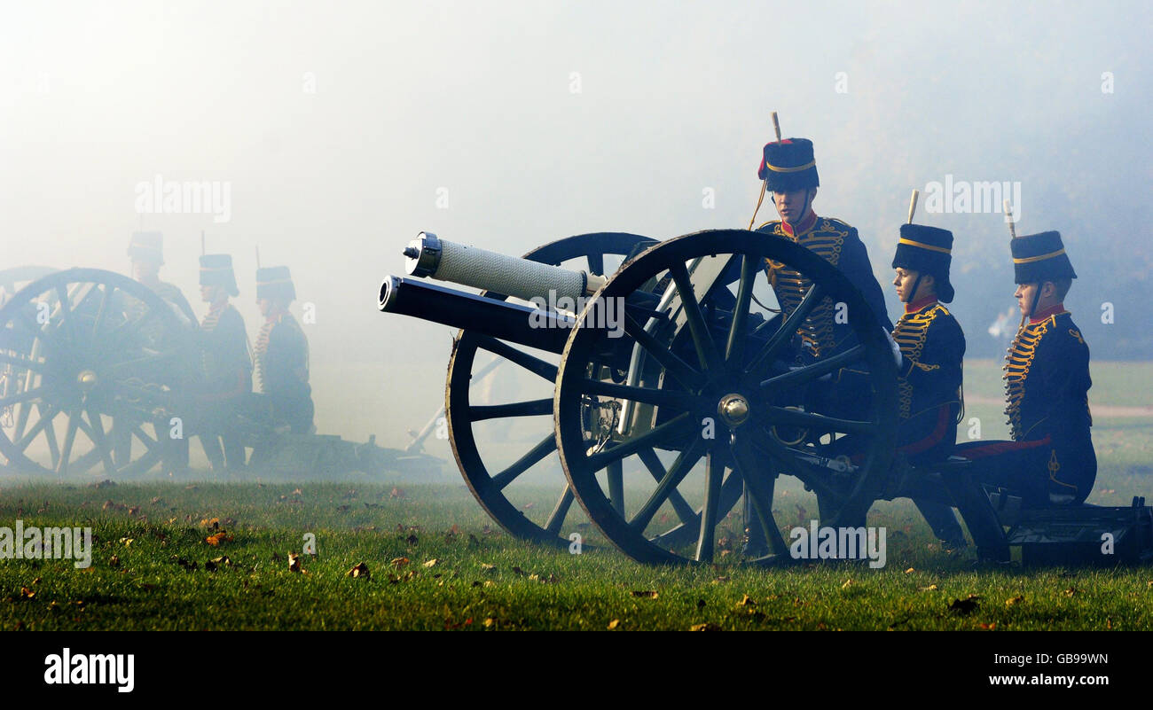 La troupe du roi l'Artillerie royale du cheval a déclaré un hommage de 41 canons à Hyde Park à Londres pour marquer le 60e anniversaire du prince de Galles. Banque D'Images