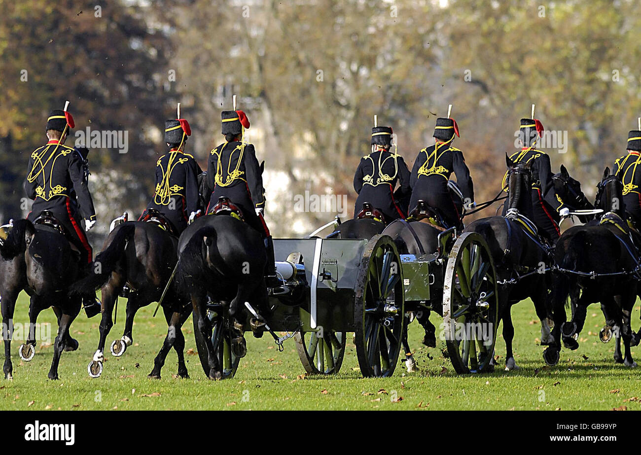 La troupe du roi, Royal Horse Artillery, part après avoir tiré une Salute de 41 canons dans Hyde Park à Londres pour marquer le 60e anniversaire du prince de Galles. Banque D'Images