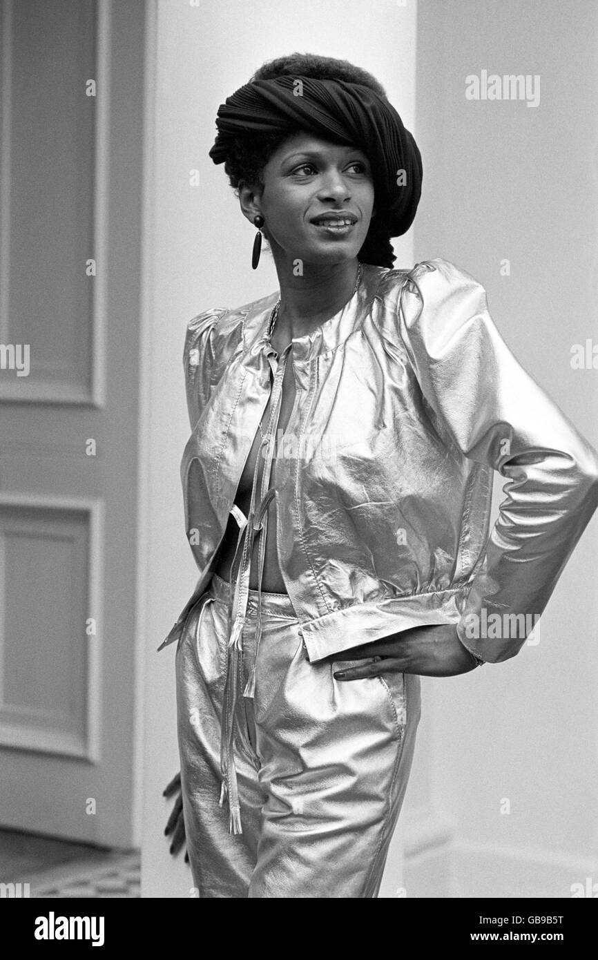 500. Les clients exotiques de Thea incluent Barbra Streisand, Diana Rigg et Dame Edna everage. Banque D'Images