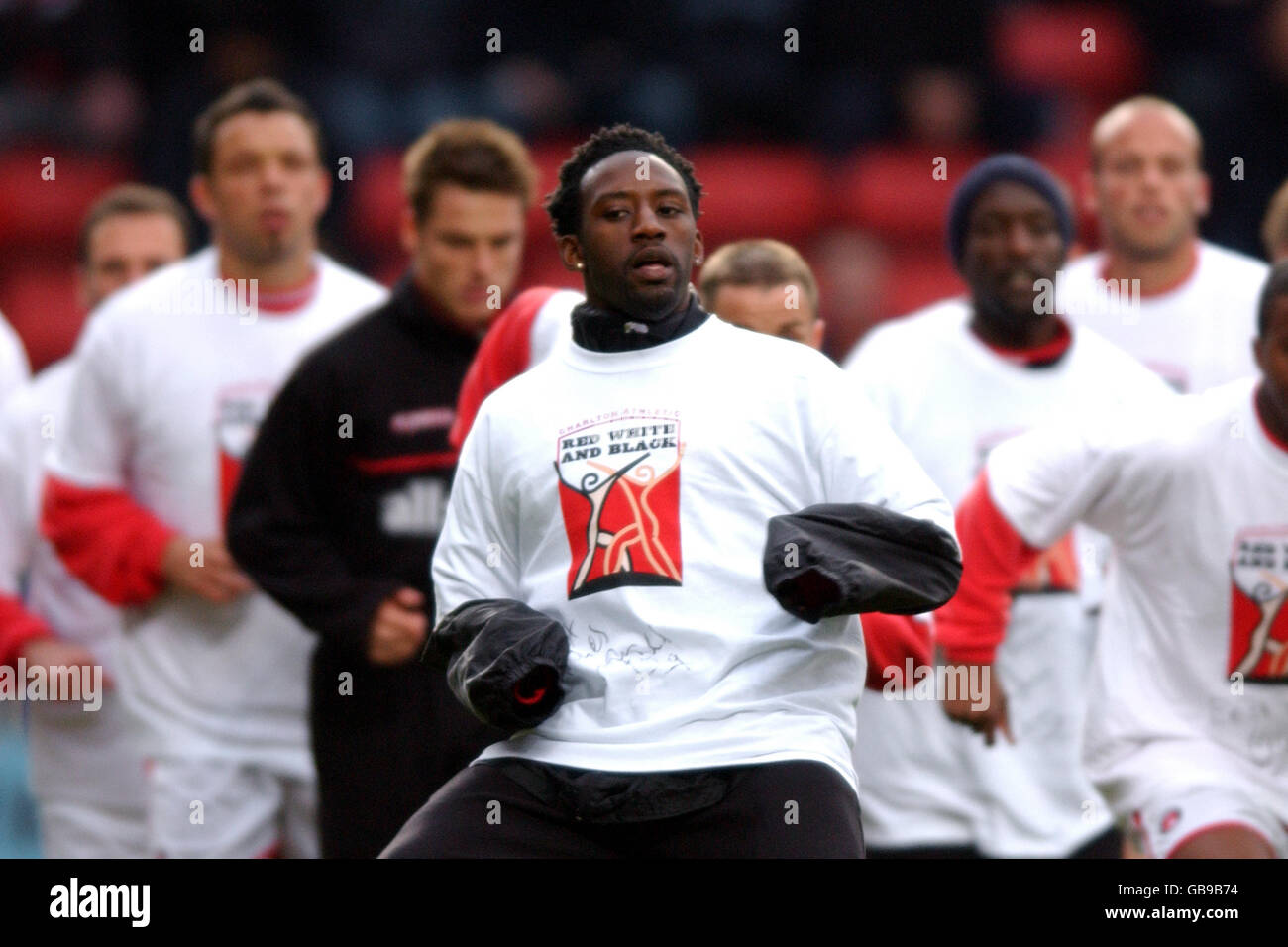 Soccer - FA Barclaycard Premiership - Charlton Athletic / Fulham.Jason Euell, de Charlton Athletic, est un t-shirt anti racisme Banque D'Images