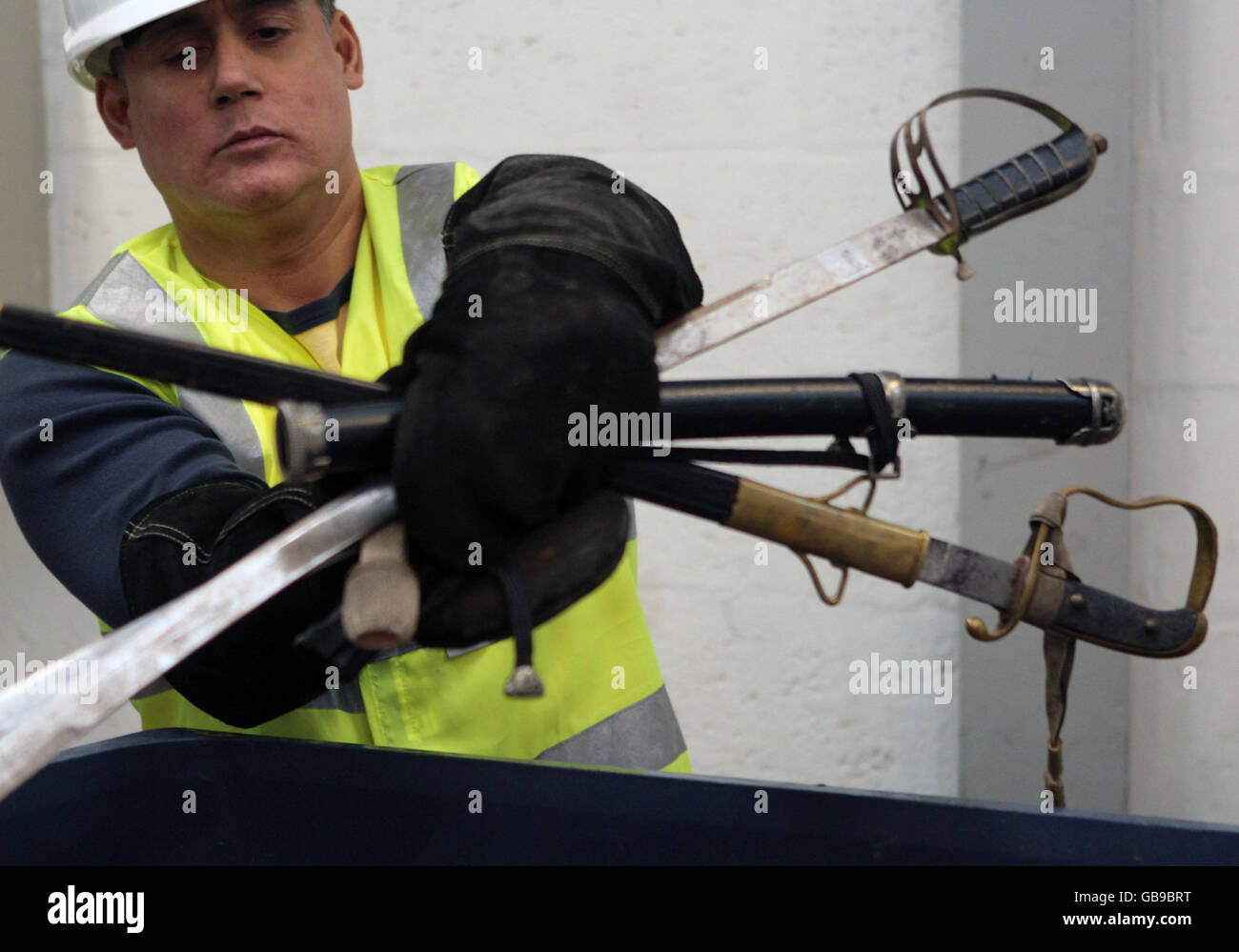 Un travailleur de Broxburn recueille pour avoir déchiqueter certains des 3,000 couteaux saisis ou remis au cours des cinq premiers mois de la campagne contre la violence de la police de Strathclyde. Banque D'Images
