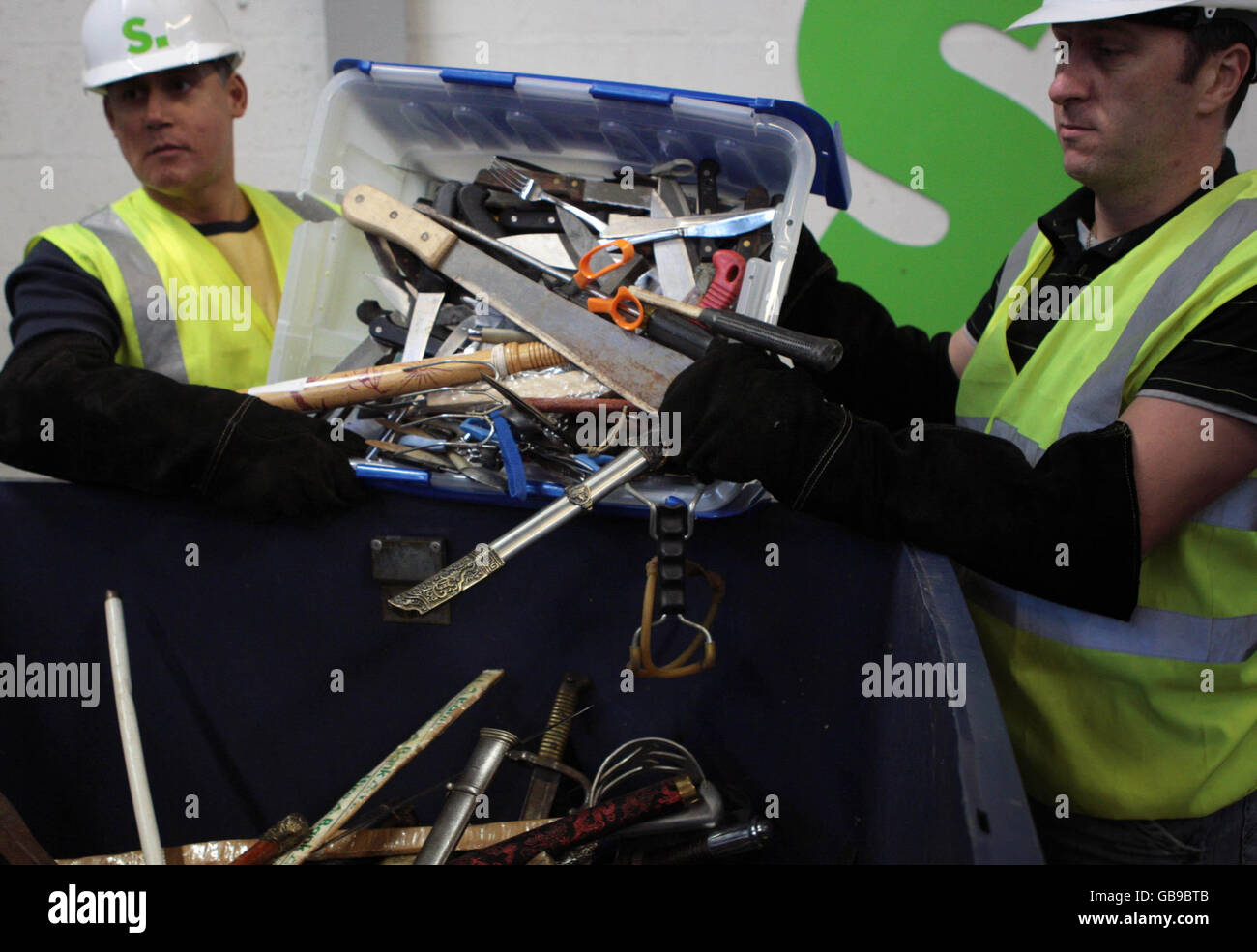 Les travailleurs de Broxburn se rassemblent pour déchiqueter certains des 3,000 couteaux saisis ou remis au cours des cinq premiers mois de la campagne contre la violence de la police de Strathclyde. Banque D'Images