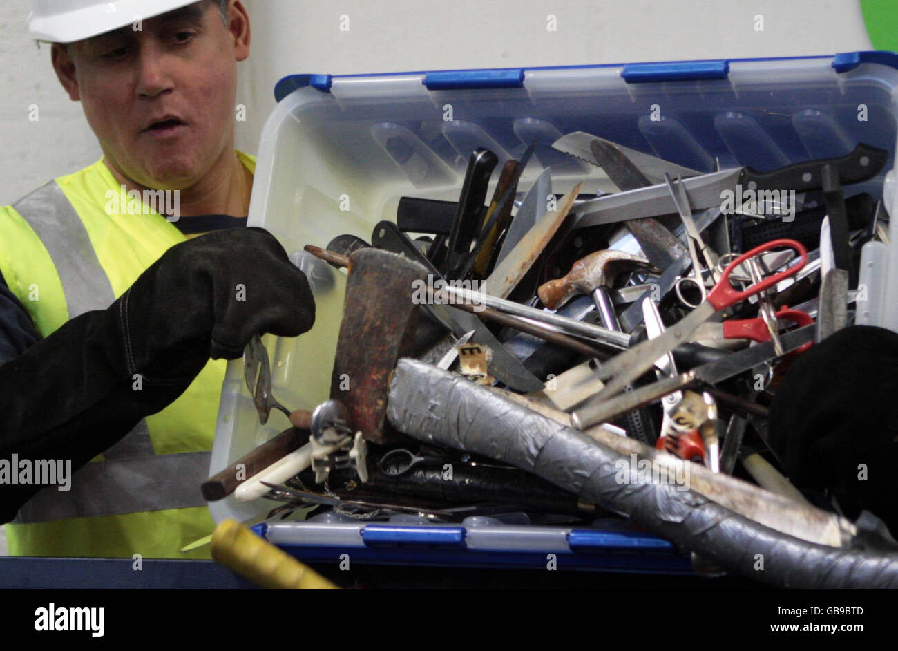 Un travailleur de Broxburn recueille pour avoir déchiqueter certains des 3,000 couteaux saisis ou remis au cours des cinq premiers mois de la campagne contre la violence de la police de Strathclyde. Banque D'Images