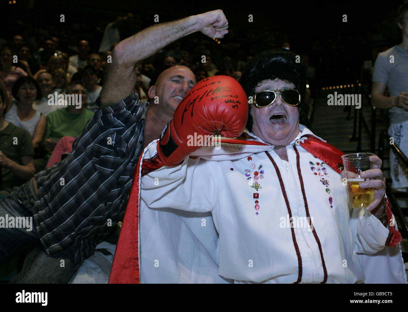 Boxe - Weigh-In - Paulie Malignaggi v Ricky Hatton - MGM Grand Hotel.Un ventilateur habillé comme Elvis regarde le poids de Ricky Hatton et Paulie Malignaggi au MGM Grand Hotel à Las Vegas, Etats-Unis. Banque D'Images