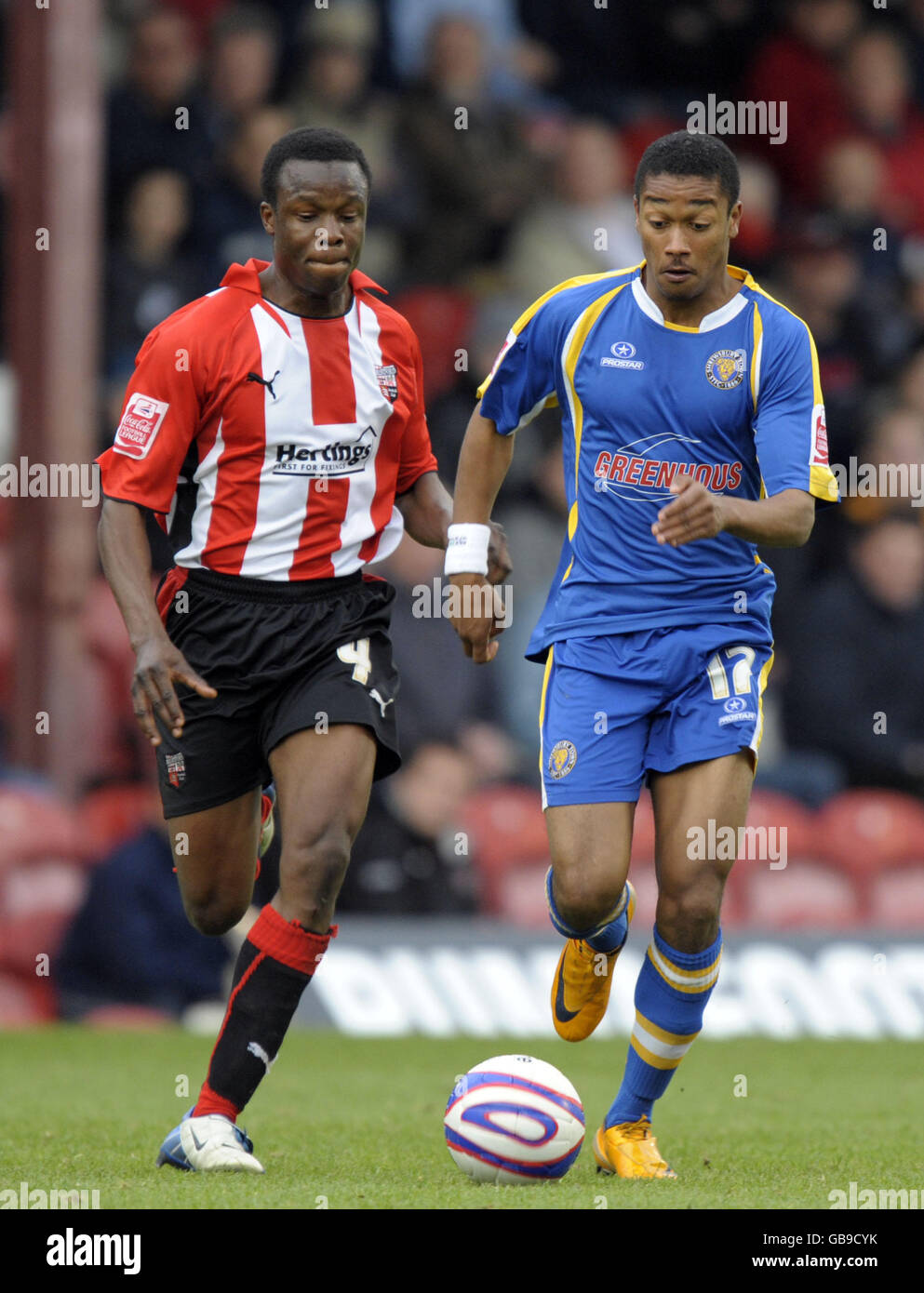 Football - Coca-Cola football League 2 - Brentford / Shrewsbury Town - Griffin Park.Brentford's Marcus Bean (à gauche) s'attaque à Chris Humphrey de Shrewsbury lors du match Coca-Cola League Two au Griffin Park, Brentford. Banque D'Images