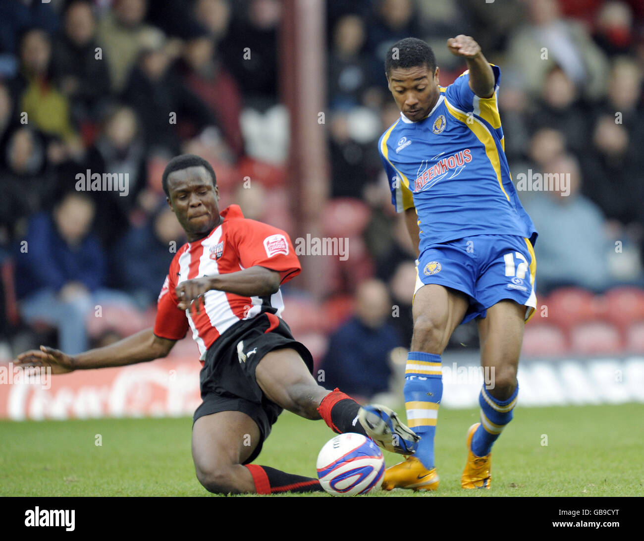 Brentford's Marcus Bean (à gauche) s'attaque à Chris Humphrey de Shrewsbury lors du match Coca-Cola League Two au Griffin Park, Brentford. Banque D'Images