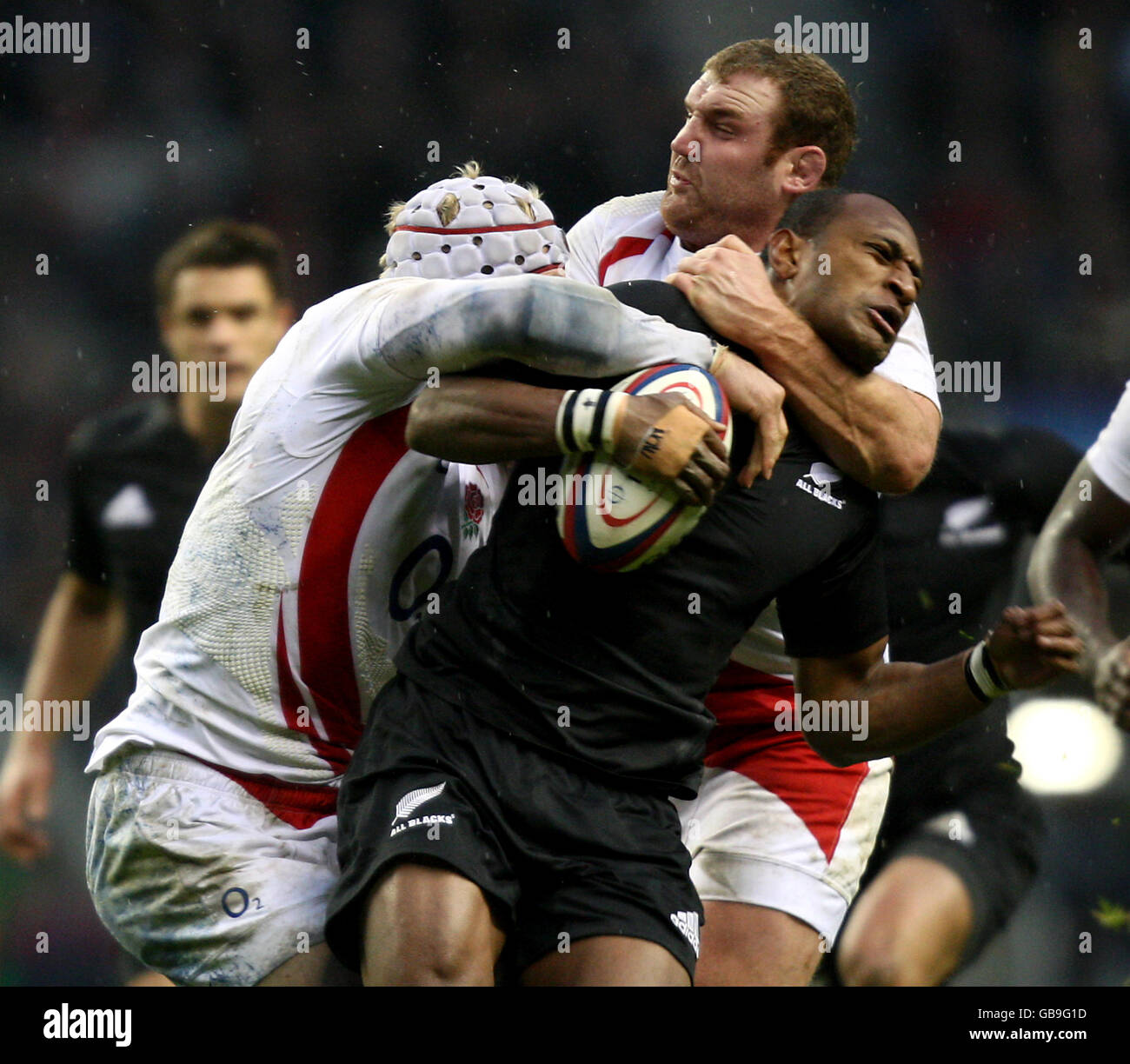 Joe Rokoccoko (au centre), de Nouvelle-Zélande, est un défi de James Haskell (à gauche) et Tim Payne, d'Angleterre, lors du match de la série Investec Challenge au Twickenham, à Londres. Banque D'Images