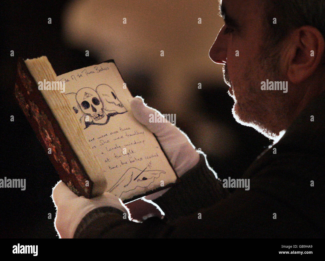 Barry Cunningham, le premier rédacteur en chef de JK Rowling, détient son exemplaire de « Tales of Beedle the Bard ». La copie artisanale du livre est exposée et la National Library of Scotland, Édimbourg. Banque D'Images