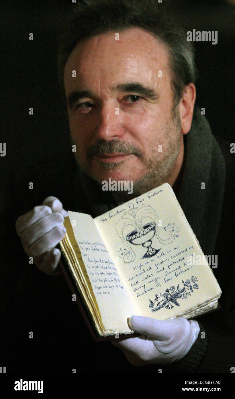 Barry Cunningham, le premier rédacteur en chef de JK Rowling, détient son exemplaire de « Tales of Beedle the Bard ». La copie artisanale du livre est exposée et la National Library of Scotland, Édimbourg. Banque D'Images