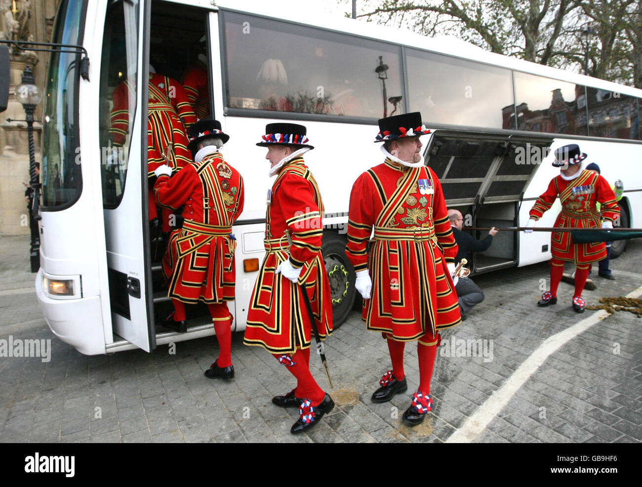 Les gardiens de Yeoman ont fait la queue pour prendre un autocar après l'ouverture d'État du Parlement dans le centre de Londres. Banque D'Images