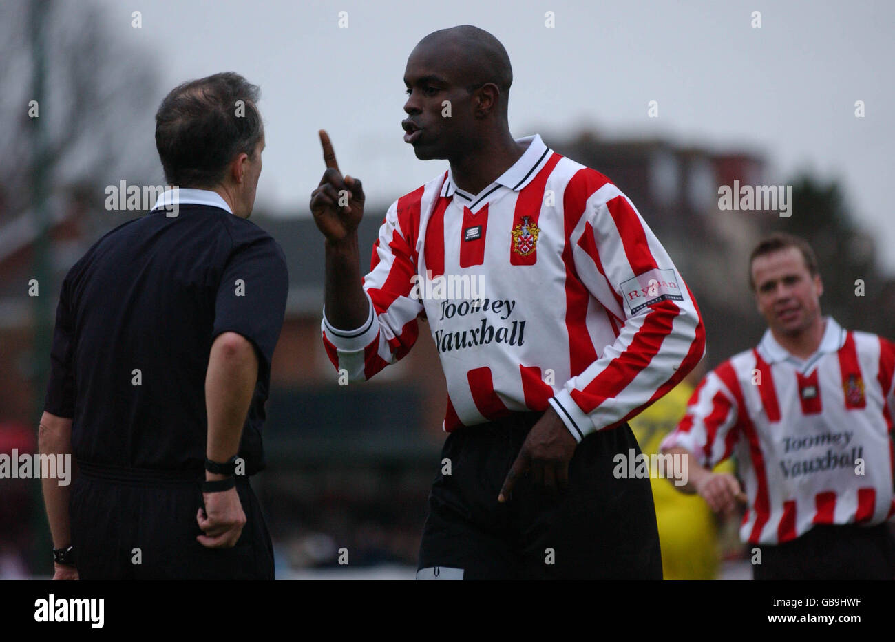 Football - coupe AXA FA - deuxième tour - Hornchurch / Tranmere Rovers.L'arbitre D.R.Crick a des mots avec Vincent John de Hornchurch après une faute présumée Banque D'Images