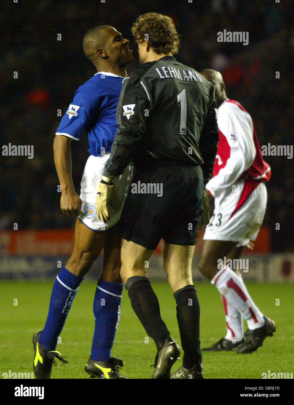 Les Ferdinand de Leicester City et le gardien de but d'Arsenal Lens Lehmann clash de la balle Banque D'Images