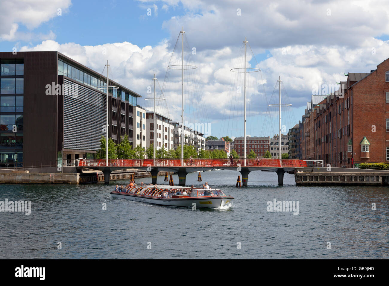 Un bateau de croisière canal a adopté en vertu de l'Cirkelbroen, le Cercle pont, conçu par l'artiste Olafur Eliasson enjambant le canal Christianshavn. Banque D'Images