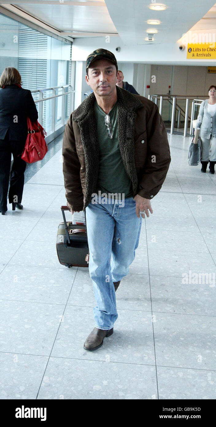 BBC Strictly Come le juge de danse Bruno Tonioli revient de LOS ANGELES à l'aéroport d'Heathrow, avant le spectacle de samedi. Banque D'Images