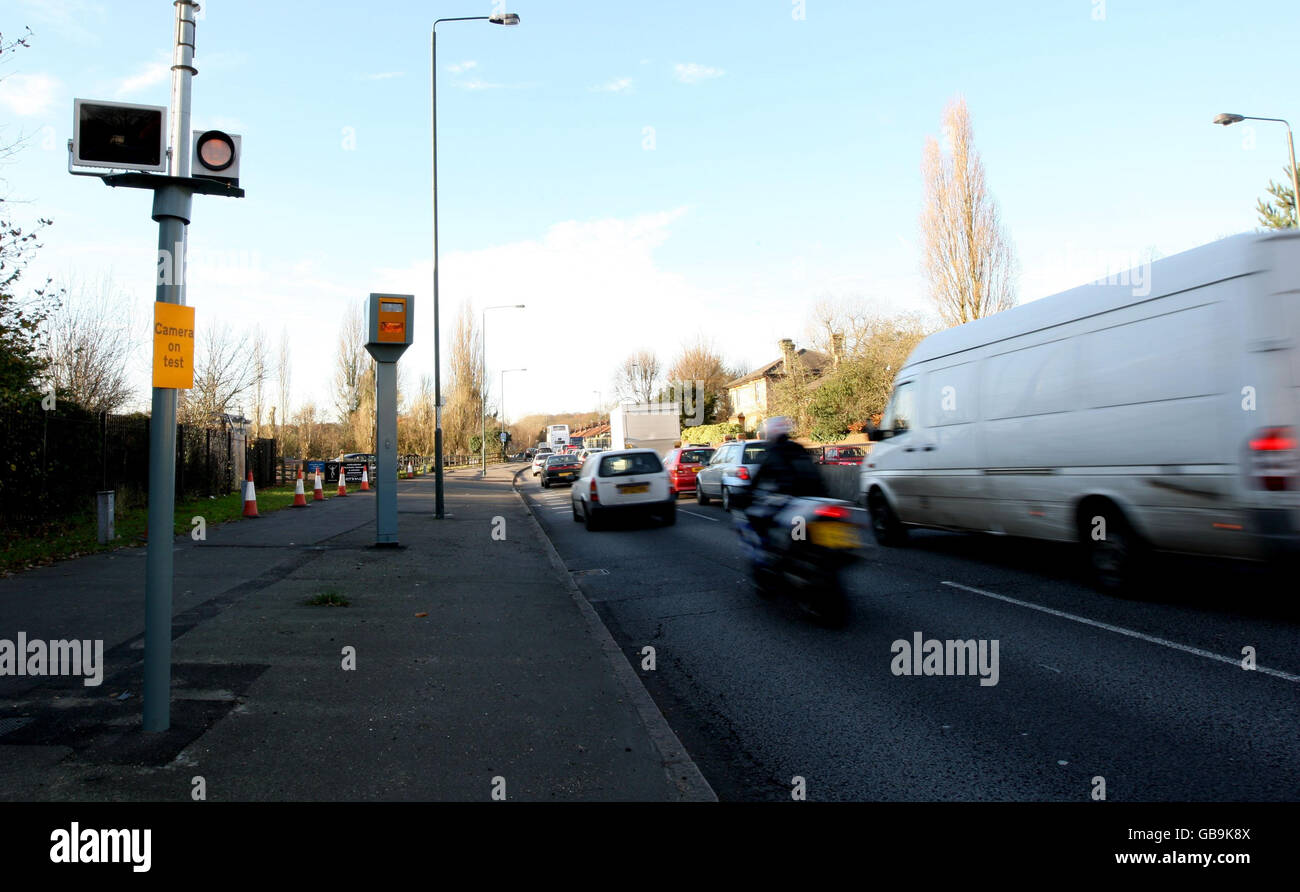 Caméra de vitesse moyenne (temps sur distance) fabriquée par robot Visual Systems, qui est en cours d'essai sur le chemin de transport double A3 près de Kingston upon Thames, Surrey. Banque D'Images