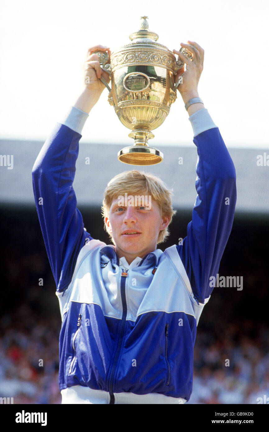 Boris Becker célèbre avec le trophée des célibataires pour Homme Banque D'Images