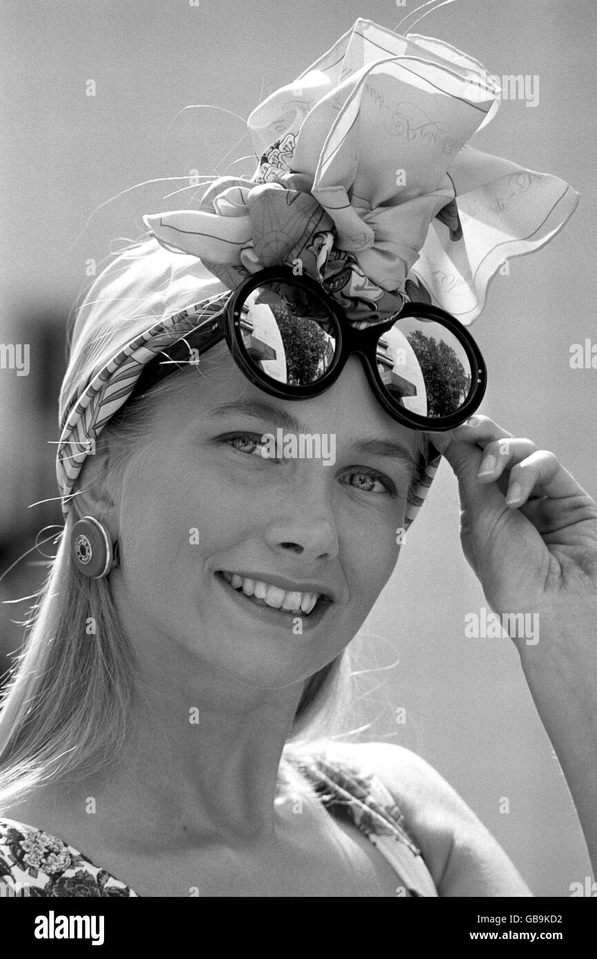 La mannequin Sarah Wadey porte une sélection de foulards de soie Hermes lors d'une exposition de la place de la soie à la galerie marchande Mall, dans le centre de Londres. Une rétrospective de 180 dessins est présentée, avec une équipe de maîtres artisans de Lyon démontrant les étapes de la création des carrés colorés de sergé de soie. Banque D'Images