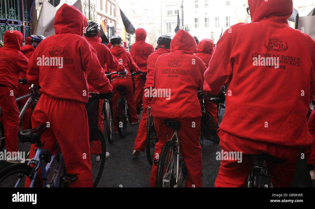 Des coursiers de vélo ont été mis sur le marché de Smithfield à Londres pour livrer des copies avancées limitées du nouvel album Guns N' Roses, Chinese Democracy, aux boutiques de musique londoniennes. Banque D'Images