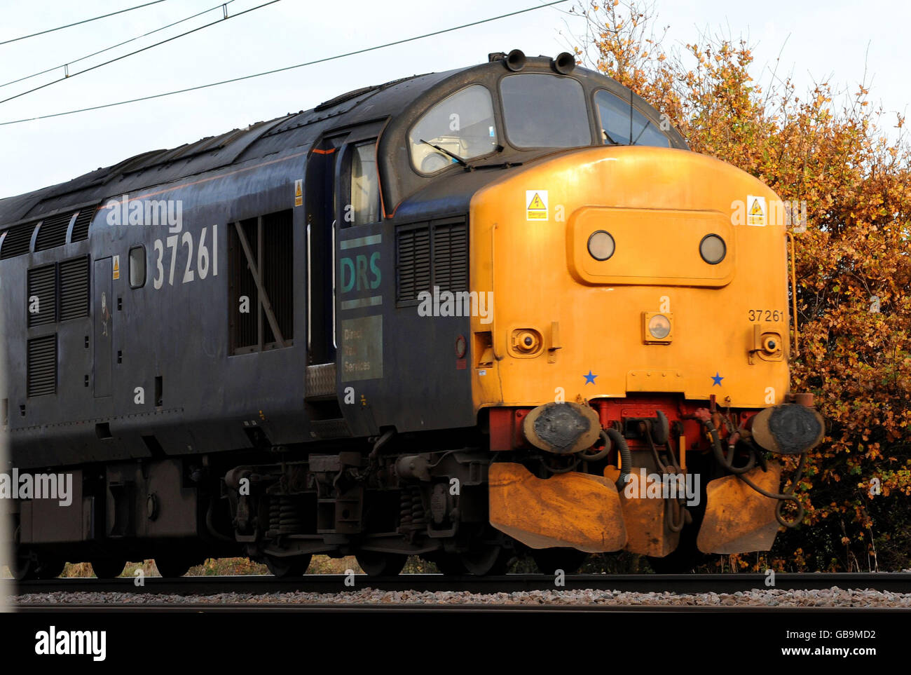 Stock de transport: Direct Rail Services (DRS) 37 série diesel locomotive 37261 'Caithness' voyage à travers Ingatestone, Essex. Banque D'Images