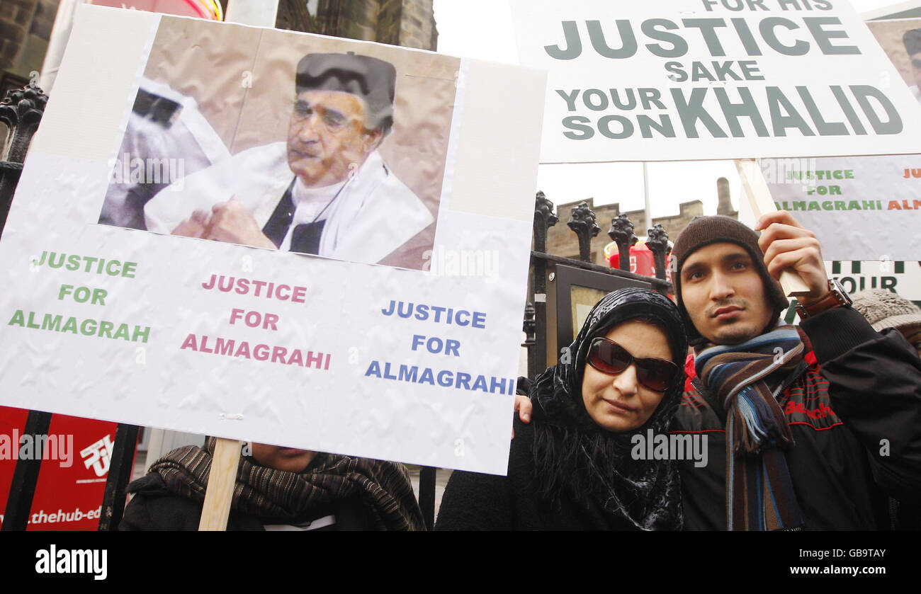 Aisha Al Megrahi, épouse du bombardier Lockerbie Adbeldbaset Ali Mohmed Al Megrahi avec son fils Khalid lors d'une veillée aux chandelles pour mettre en évidence les fausses couches de justice présumées devant le Parlement écossais d'Édimbourg. Banque D'Images