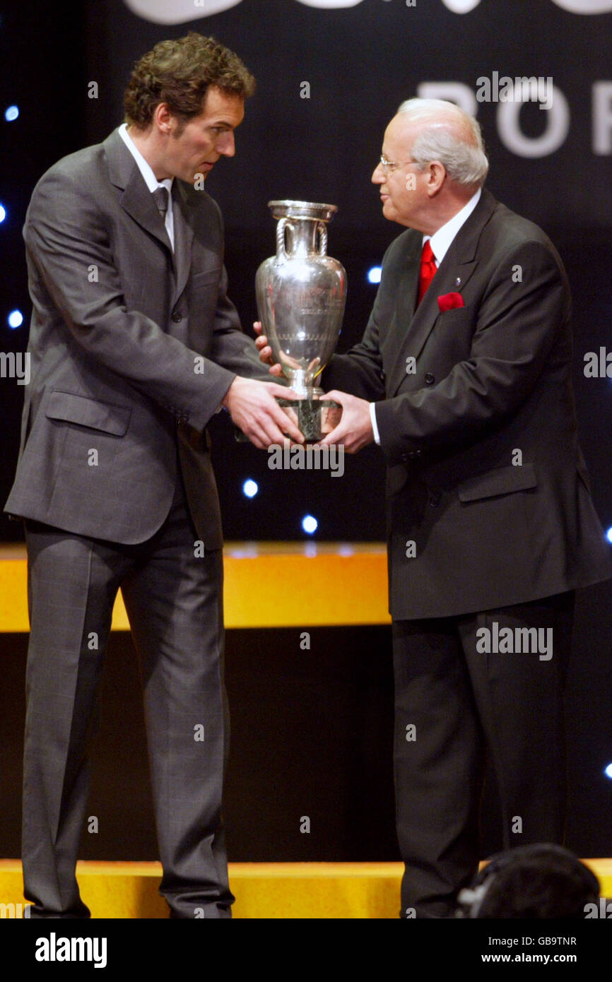 Football - Championnat d'Europe 2004 finales - Lisbonne.Le trophée Henri Delaunay est remis par Laurent blanc (l) Banque D'Images