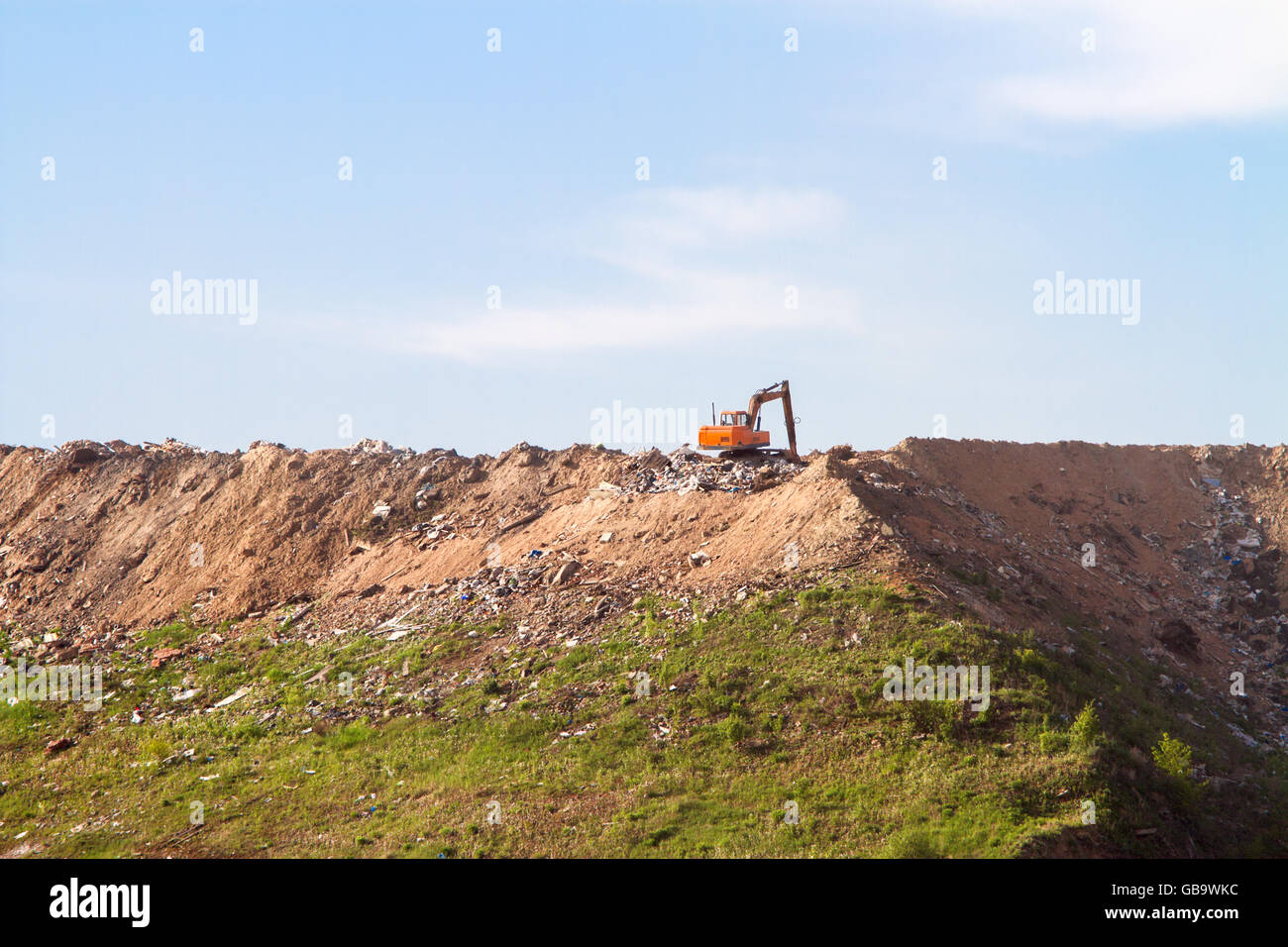 Travaillant à l'excavateur dépotoir Banque D'Images