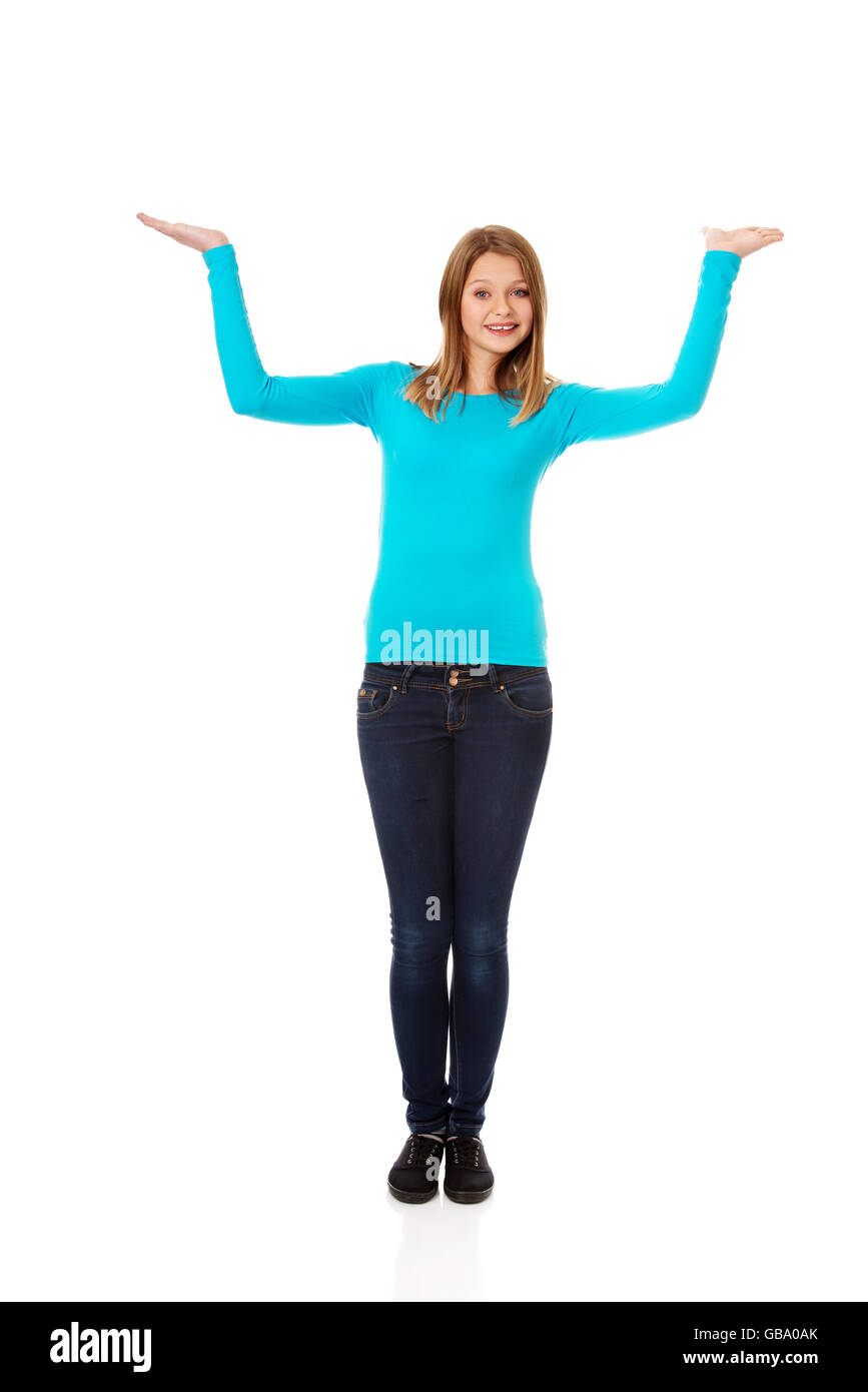 Femme présentant quelque chose sur palms Banque D'Images