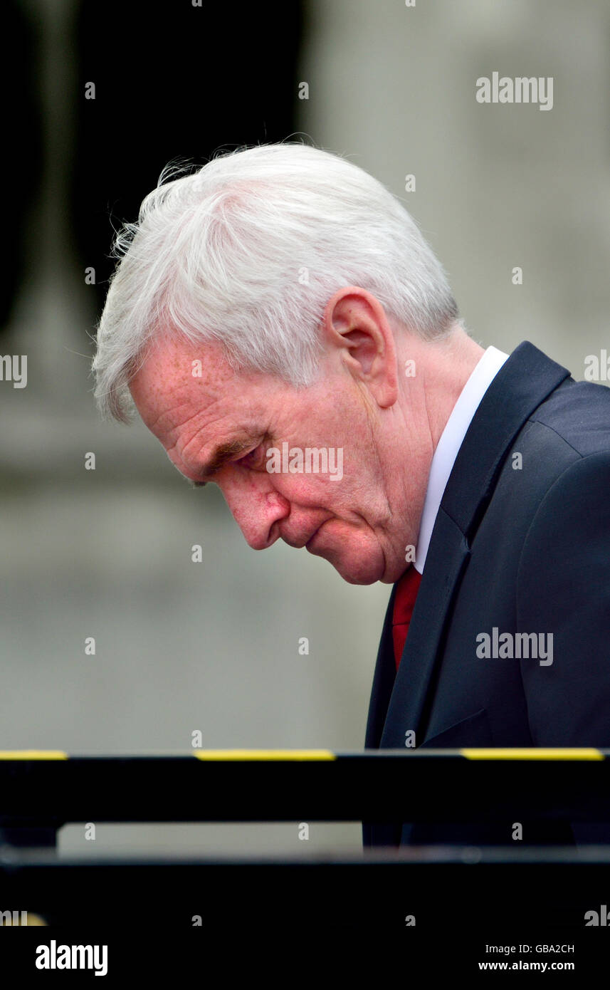 John McDonnell MP, Chancelier de l'ombre, en place du Parlement après avoir parlé aux manifestants soutenant la grève des enseignants 2016 Banque D'Images