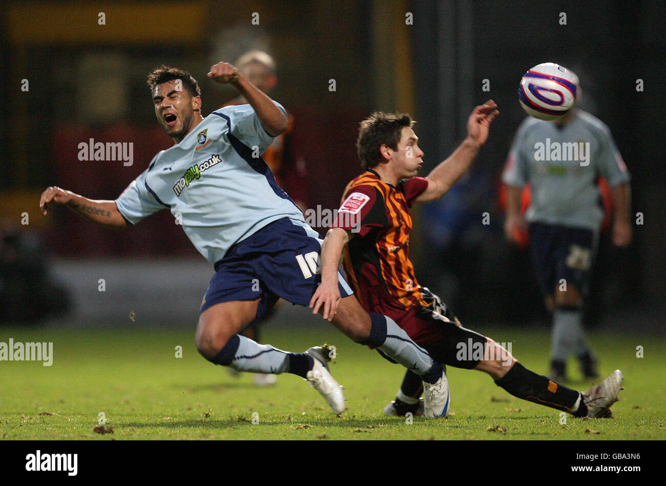 Football - Coca-Cola football League 2 - Bradford City / Morecambe - Coral Windows Stadium.Rene Howe de Morecambe et Dean Furman de Bradford City lors du match de la Coca-Cola League Two au Coral Windows Stadium, Bradford. Banque D'Images